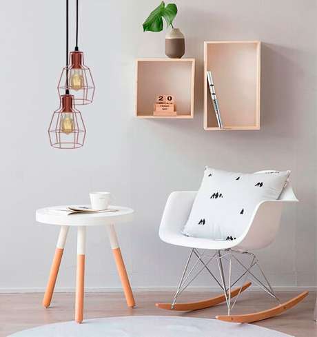 44. Decoração branca, rosa com pendente aramado cobre – Por: Pinterest 44. Decoração branca, rosa com pendente aramado cobre – Por: Pinterest