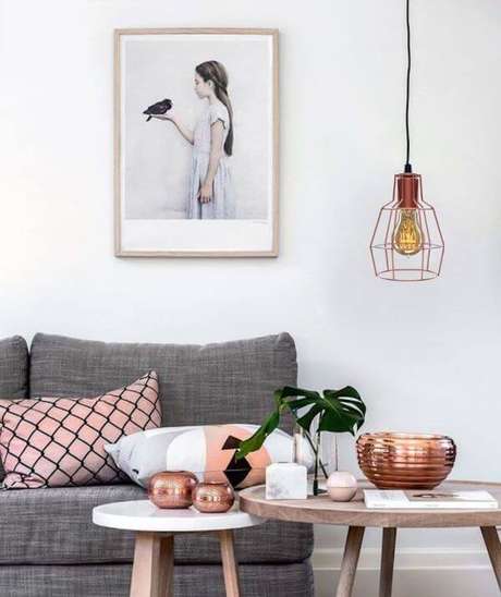 1. Sala de estar com pendente rosé gold na sala cinza e rosa – Por: Pinterest 1. Sala de estar com pendente rosé gold na sala cinza e rosa – Por: Pinterest