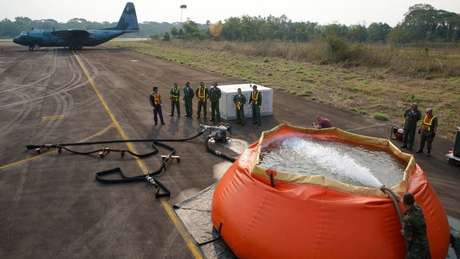 Militares enchem bolsa de água para combate a incêndio em Porto Velho (RO), na semana passada: tema prejudicou imagem internacional do Brasil