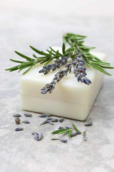 42. A lavanda é uma boa opção de como fazer sabonete artesanal – Por: Pinterest 42. A lavanda é uma boa opção de como fazer sabonete artesanal – Por: Pinterest