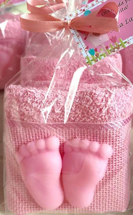18. Como fazer sabonete artesanal em formato de pés para chá de bebê com toalhinha – Por: Pinterest 18. Como fazer sabonete artesanal em formato de pés para chá de bebê com toalhinha – Por: Pinterest