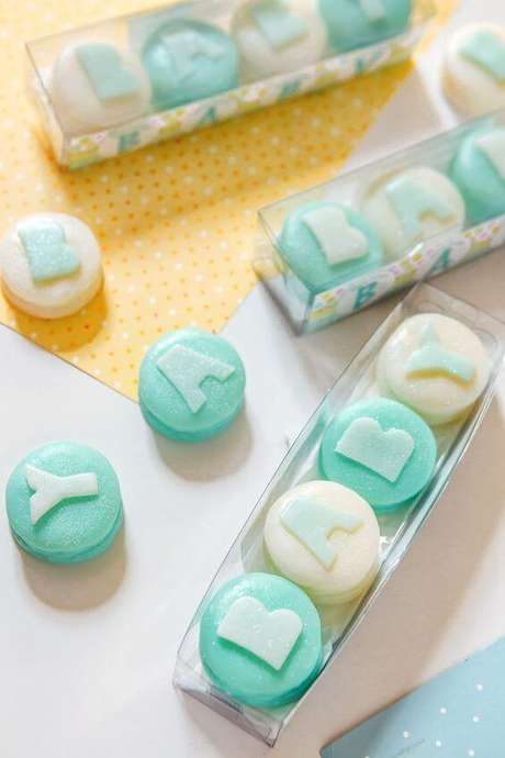 16. Veja como fazer sabonete artesanal para chá de bebê e entregue uma linda lembrança – Por: Pinterest 16. Veja como fazer sabonete artesanal para chá de bebê e entregue uma linda lembrança – Por: Pinterest