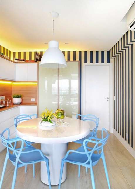 35. Este é um ótimo exemplo de cozinha moderna que ganha muito com o papel de parede listrado. Projeto de Ana Yoshida 35. Este é um ótimo exemplo de cozinha moderna que ganha muito com o papel de parede listrado. Projeto de Ana Yoshida