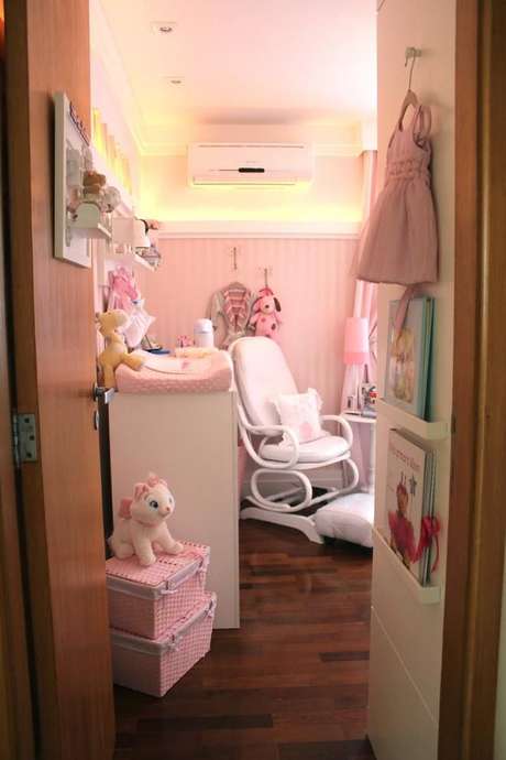 21. Todo um quarto ganha em estética com o papel de parede listrado. Projeto de B+L Arquitetura & Interiores 21. Todo um quarto ganha em estética com o papel de parede listrado. Projeto de B+L Arquitetura & Interiores