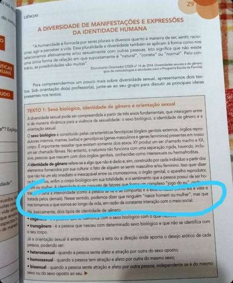 Imagem de livro didático da rede estadual foi compartilhada com trecho destacado Imagem de livro didático da rede estadual foi compartilhada com trecho destacado