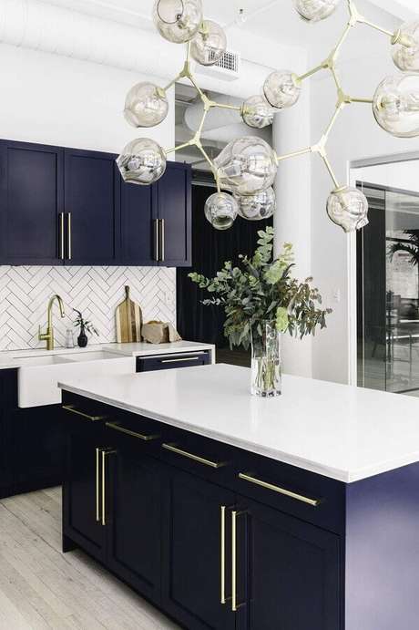 21. Decoração sofisticada com armário na cor azul marinho e puxadores dourados para cozinha com ilha – Foto: Idea Inspirations 21. Decoração sofisticada com armário na cor azul marinho e puxadores dourados para cozinha com ilha – Foto: Idea Inspirations