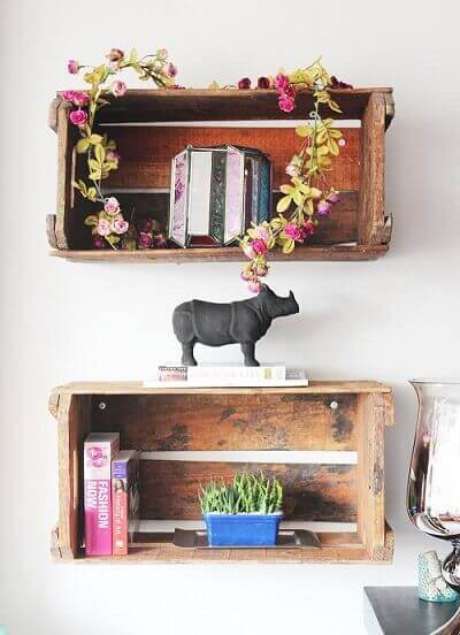 15. A decoração com caixotes de madeira usados como nichos é ótima para quarto. Projeto de Celine Desroches 15. A decoração com caixotes de madeira usados como nichos é ótima para quarto. Projeto de Celine Desroches