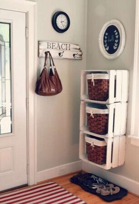60. Decoração com caixotes de madeira e cestos de vime como gavetas. Foto de Home Specially 60. Decoração com caixotes de madeira e cestos de vime como gavetas. Foto de Home Specially