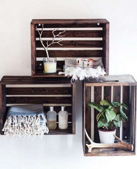 13. Decoração com caixotes de madeira como nicho no banheiro. Foto de Pinterest 13. Decoração com caixotes de madeira como nicho no banheiro. Foto de Pinterest