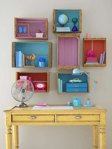 48. Decoração com caixotes de madeira com fundo colorido como nichos. Foto de Pinterest 48. Decoração com caixotes de madeira com fundo colorido como nichos. Foto de Pinterest