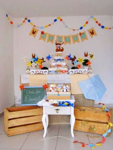 28. Decoração com caixotes de madeira usados em eventos adultos e infantis. Foto de Girassóis Mágicos 28. Decoração com caixotes de madeira usados em eventos adultos e infantis. Foto de Girassóis Mágicos