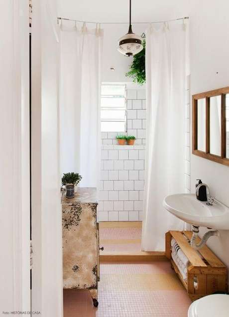 29. Decoração com caixotes de madeira embaixo da pia do banheiro. Foto de Pinterest 29. Decoração com caixotes de madeira embaixo da pia do banheiro. Foto de Pinterest