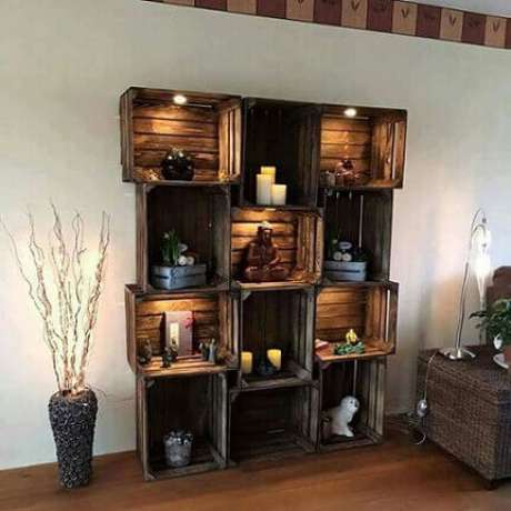 35. Decoração com caixotes de madeira formando estante alta. Foto de Pinterest 35. Decoração com caixotes de madeira formando estante alta. Foto de Pinterest
