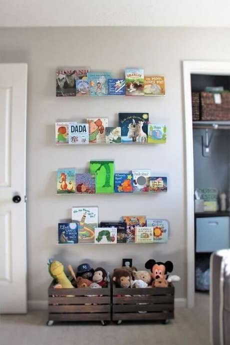 44. Decoração com caixotes de madeira organizando brinquedos em quarto infantil. Foto de Pinterest 44. Decoração com caixotes de madeira organizando brinquedos em quarto infantil. Foto de Pinterest