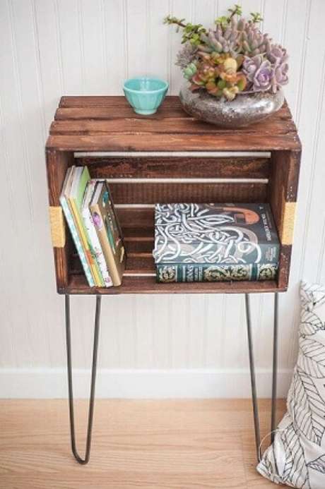 16. Uma decoração com caixotes de madeira como criado mudo bem estiloso também é ótimo para um quarto. Foto de Design Listicle 16. Uma decoração com caixotes de madeira como criado mudo bem estiloso também é ótimo para um quarto. Foto de Design Listicle