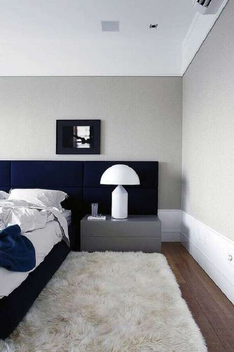 30. Decoração para quarto azul marinho com tapete felpudo branco e criado-mudo cinza – Foto: Archilovers 30. Decoração para quarto azul marinho com tapete felpudo branco e criado-mudo cinza – Foto: Archilovers