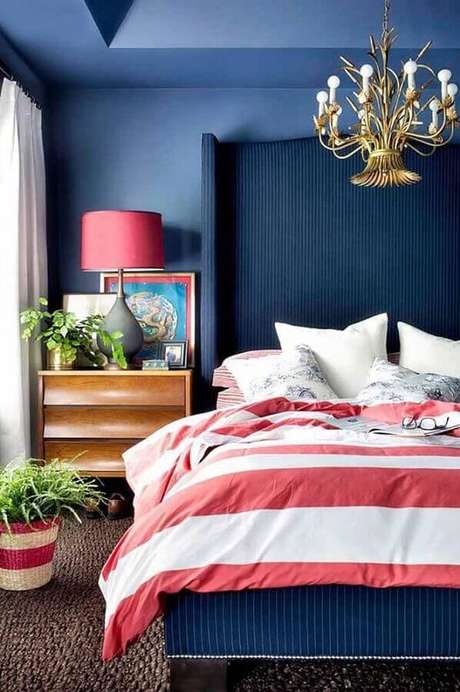 31. Para o quarto feminino a combinação das cores rosa com azul marinho é perfeita – Foto: Apartment Therapy 31. Para o quarto feminino a combinação das cores rosa com azul marinho é perfeita – Foto: Apartment Therapy