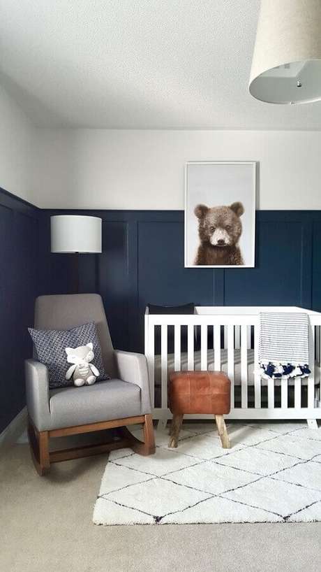 36. Quarto de bebê azul marinho simples com tapete branco e poltrona cinza – Foto: Project Nursery 36. Quarto de bebê azul marinho simples com tapete branco e poltrona cinza – Foto: Project Nursery