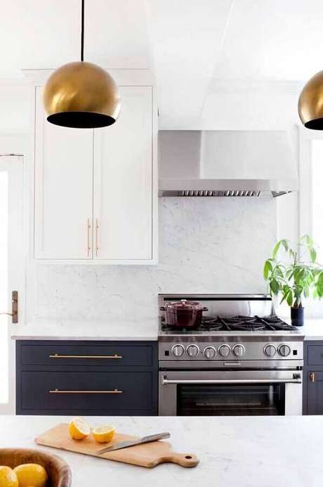 38. Decoração sofisticada para cozinha com armário na cor azul marinho e detalhes em dourado – Foto: Home Frame Design 38. Decoração sofisticada para cozinha com armário na cor azul marinho e detalhes em dourado – Foto: Home Frame Design