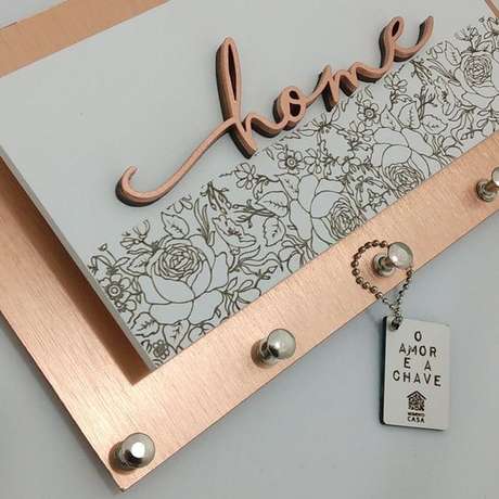 45. Modelos delicados de porta chaves são perfeitos para decorações clássicas. Foto: Momento Casa 45. Modelos delicados de porta chaves são perfeitos para decorações clássicas. Foto: Momento Casa