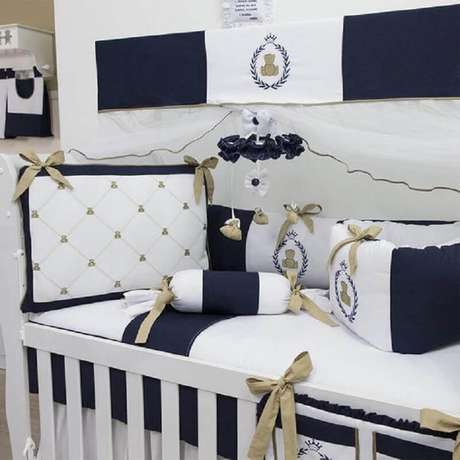 39. O kit berço azul marinho é uma ótima opção para inserir a cor no quarto de bebê – Foto: Grão de Gente 39. O kit berço azul marinho é uma ótima opção para inserir a cor no quarto de bebê – Foto: Grão de Gente