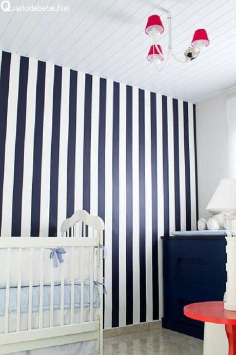 42. O papel de parede azul marinho com listras brancas é perfeito para colocar um toque náutico na decoração – Foto: Webcomunica 42. O papel de parede azul marinho com listras brancas é perfeito para colocar um toque náutico na decoração – Foto: Webcomunica