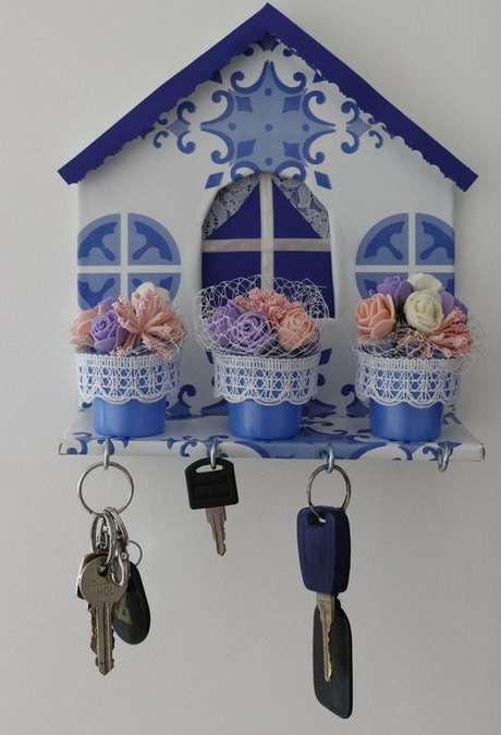 21. Muitos modelos de porta chaves usam o formato de uma casa. Foto: Ana Rogéria 21. Muitos modelos de porta chaves usam o formato de uma casa. Foto: Ana Rogéria