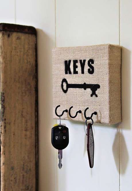 32. Utilizar tecidos é uma alternativa inteligente de decorar o porta chaves. Foto: Viajando no Apê 32. Utilizar tecidos é uma alternativa inteligente de decorar o porta chaves. Foto: Viajando no Apê