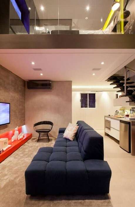 56. Sala moderna decorada com sofá azul marinho e parede de cimento queimado – Foto: KarenDecore 56. Sala moderna decorada com sofá azul marinho e parede de cimento queimado – Foto: KarenDecore