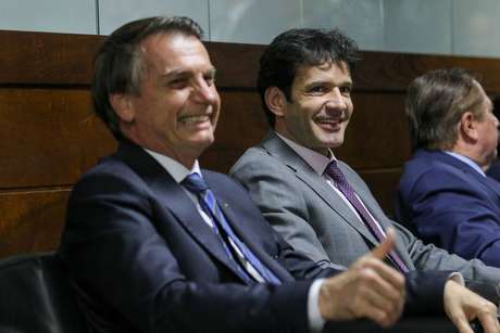 Presidente Jair Bolsonaro (E) e ministro do Turismo, Marcelo Álvaro Antônio.