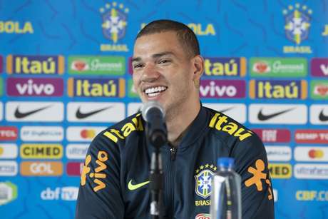 Ederson Fala Sobre A Disputa De Prêmio De Melhor Goleiro Do Mundo ...