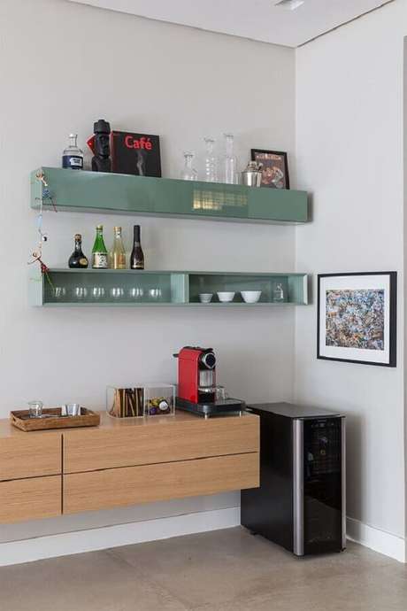 10. Cantinho do café moderno decorado com nichos verdes e aparador de madeira – Foto: limaonagua 10. Cantinho do café moderno decorado com nichos verdes e aparador de madeira – Foto: limaonagua
