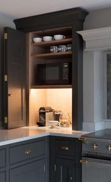 12. Cantinho do café na cozinha planejada com armários cinza – Foto: Webcomunica 12. Cantinho do café na cozinha planejada com armários cinza – Foto: Webcomunica