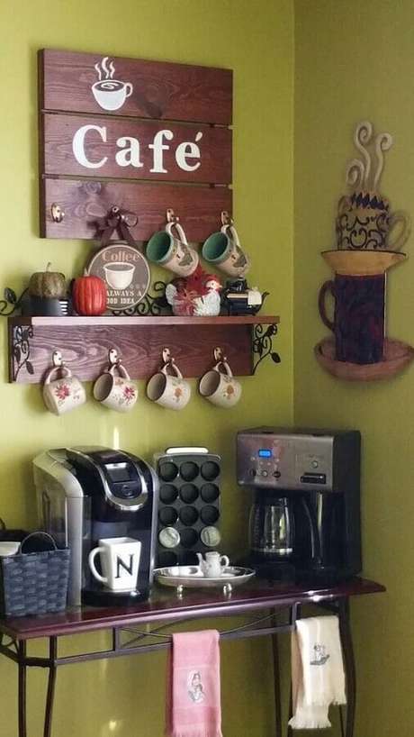 14. Decoração simples para cantinho do café com prateleira de madeira e móvel antigo – Foto: Pinterest 14. Decoração simples para cantinho do café com prateleira de madeira e móvel antigo – Foto: Pinterest