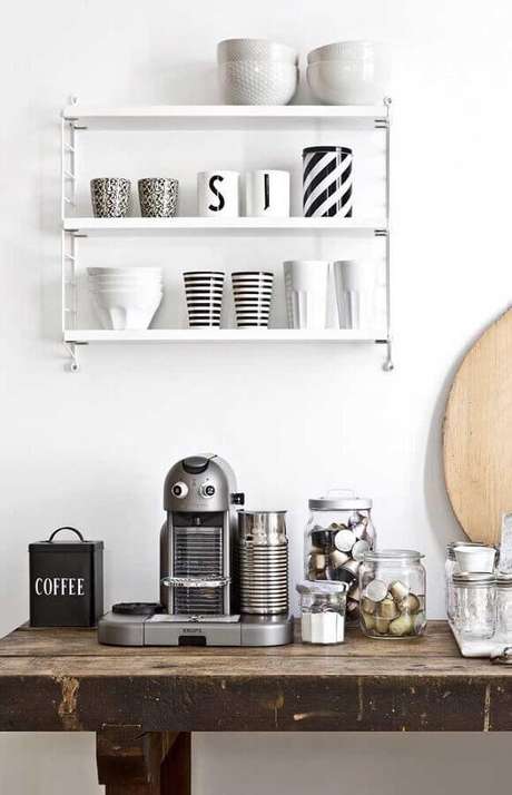 16. Decoração clean para cantinho do café com aparador rústico e prateleiras brancas – Foto: Pinterest 16. Decoração clean para cantinho do café com aparador rústico e prateleiras brancas – Foto: Pinterest