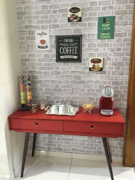 5. Decoração com aparador para café vermelho e papel de parede de tijolinho para cantinho do café simples – Foto: Ideias Decor 5. Decoração com aparador para café vermelho e papel de parede de tijolinho para cantinho do café simples – Foto: Ideias Decor