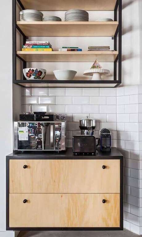 17. Cantinho do café na cozinha decorada com armário suspenso e prateleiras de madeira – Foto: Pinterest 17. Cantinho do café na cozinha decorada com armário suspenso e prateleiras de madeira – Foto: Pinterest