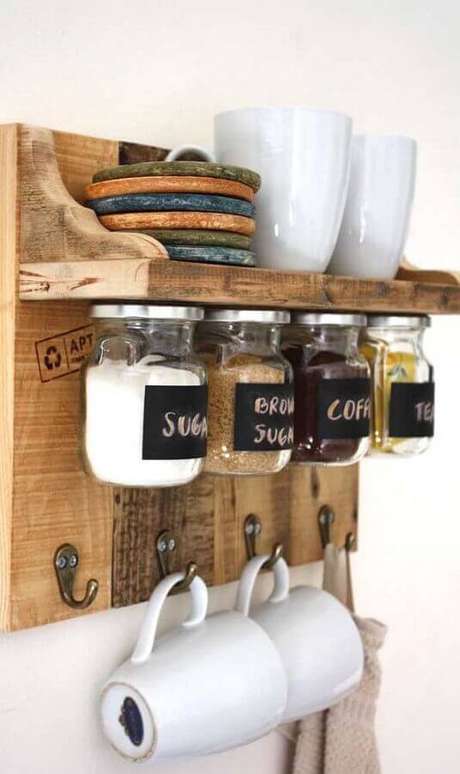 18. Invista em prateleiras com ganchos para decorar o seu cantinho do café simples – Foto: Pinterest 18. Invista em prateleiras com ganchos para decorar o seu cantinho do café simples – Foto: Pinterest