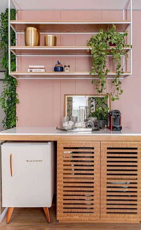 20. Decoração cantinho do café moderno com prateleiras suspensas e parede com revestimento cor de rosa – Foto: Pinterest 20. Decoração cantinho do café moderno com prateleiras suspensas e parede com revestimento cor de rosa – Foto: Pinterest