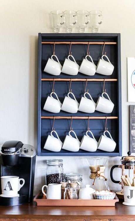 3. Deixe algumas xícaras amostra para decorar o seu cantinho do café – Foto: Pinterest 3. Deixe algumas xícaras amostra para decorar o seu cantinho do café – Foto: Pinterest