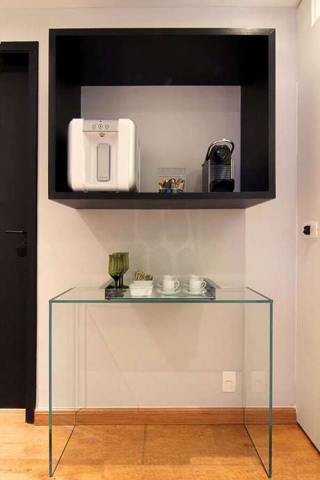 6. Para uma decoração moderna invista em um aparador minimalista para o cantinho do café na sala – Foto: Pinosy 6. Para uma decoração moderna invista em um aparador minimalista para o cantinho do café na sala – Foto: Pinosy