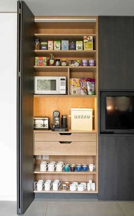 25. Decoração cantinho do café na cozinha moderna com armários planejados – Foto: LivraBook 25. Decoração cantinho do café na cozinha moderna com armários planejados – Foto: LivraBook