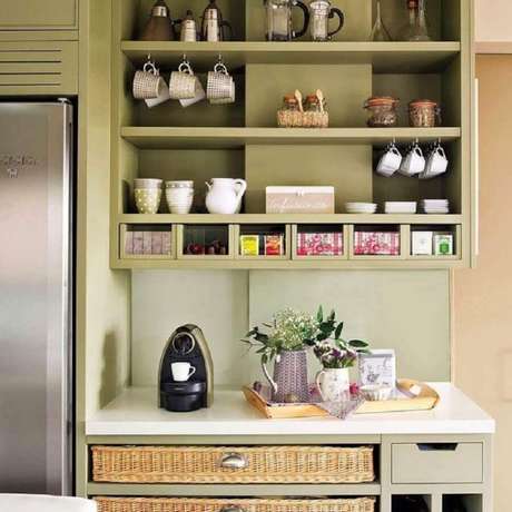 28. Decoração cantinho do café na cozinha com móveis planejados na cor verde – Foto: EL Mueble 28. Decoração cantinho do café na cozinha com móveis planejados na cor verde – Foto: EL Mueble