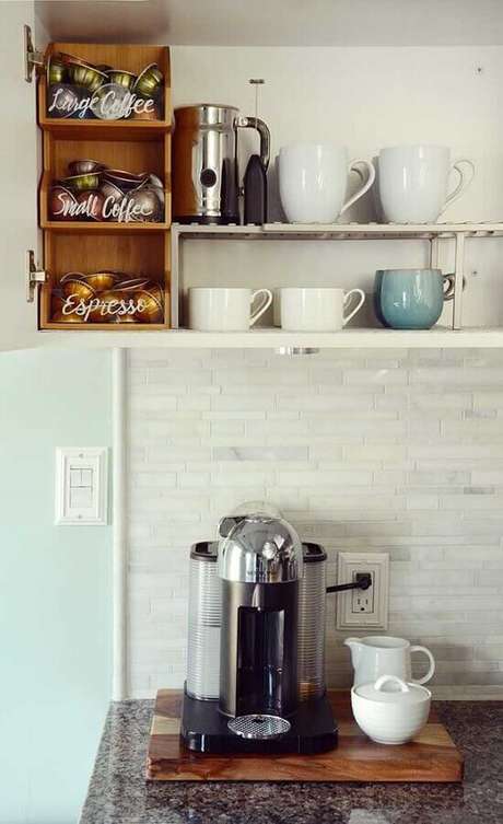 30. Decoração cantinho do café na cozinha com nichos de madeira – Foto: Pinosy 30. Decoração cantinho do café na cozinha com nichos de madeira – Foto: Pinosy