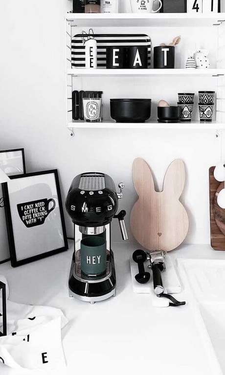 32. Decoração clean para cantinho do café na cozinha toda branca – Foto: Wood Save 32. Decoração clean para cantinho do café na cozinha toda branca – Foto: Wood Save