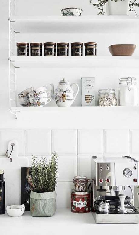 38. Decoração clean para cantinho do café todo branco com prateleiras decoradas – Foto: We Heart It 38. Decoração clean para cantinho do café todo branco com prateleiras decoradas – Foto: We Heart It