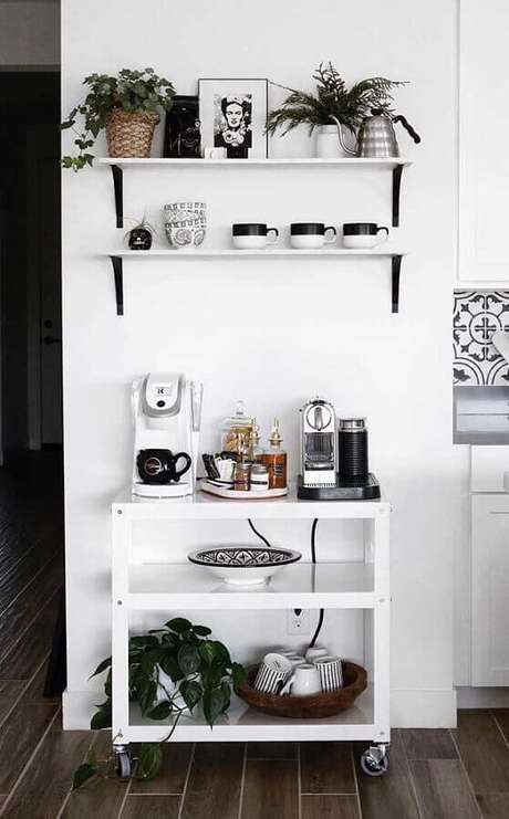 40. Decoração simples com aparador para café em cantinho todo branco – Foto: Webcomunica 40. Decoração simples com aparador para café em cantinho todo branco – Foto: Webcomunica