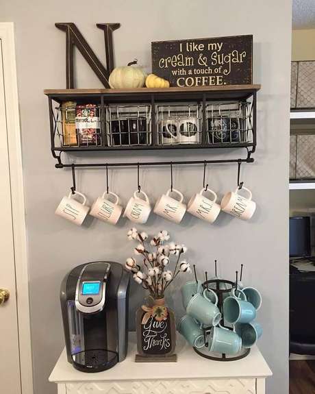 44. Cantinho do café simples decorado com xícaras penduras – Foto: CoachDecor 44. Cantinho do café simples decorado com xícaras penduras – Foto: CoachDecor