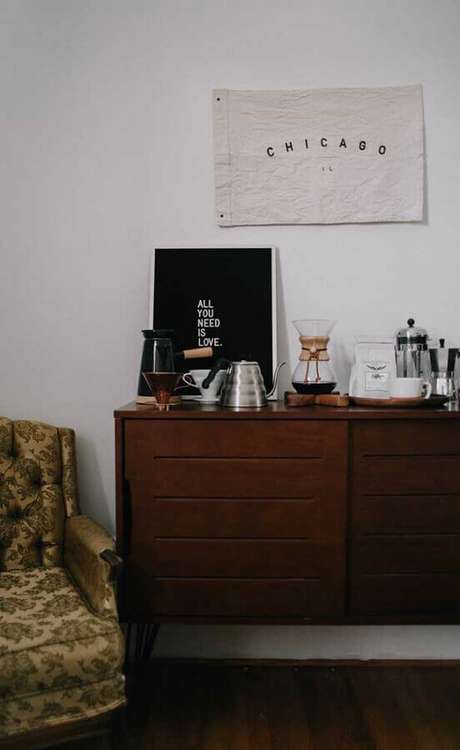 49. Cantinho do café na sala com decoração simples em buffet de madeira – Foto: Webcomunica 49. Cantinho do café na sala com decoração simples em buffet de madeira – Foto: Webcomunica
