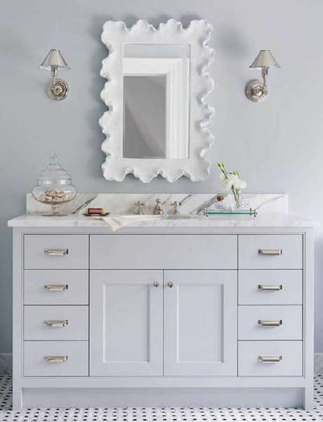 37. Moldura de gesso para espelho de banheiro feita com formas orgânicas. Fonte: Pinterest 37. Moldura de gesso para espelho de banheiro feita com formas orgânicas. Fonte: Pinterest